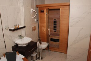 Habitació romàntica, sauna | Bany | Articles de tocador gratuïts, assecador de cabells i sabatilles 