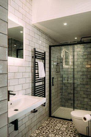 Superior Double Room, Ensuite, Sea View | Bathroom