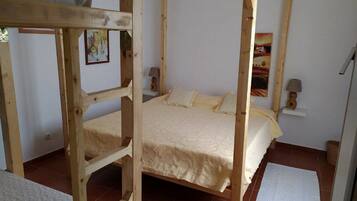 Familie suite, 1 slaapkamer, niet-roken, privébadkamer | Een kluis op de kamer, gratis wifi, beddengoed