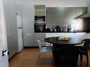 Fridge, microwave, oven, stovetop - Hostel 1850 (Loulé)