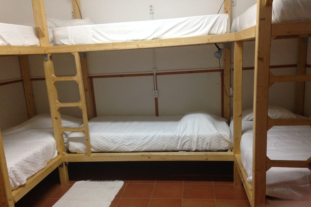 Dormitorio compartido básico, varias camas, baño compartido (A) | Caja fuerte, wifi gratis, ropa de cama