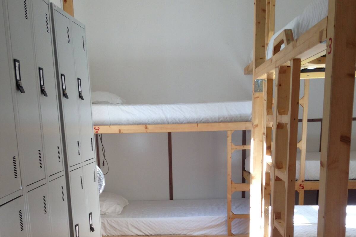 Dormitorio compartido básico, dormitorio mixto (B) | Caja fuerte, wifi gratis, ropa de cama