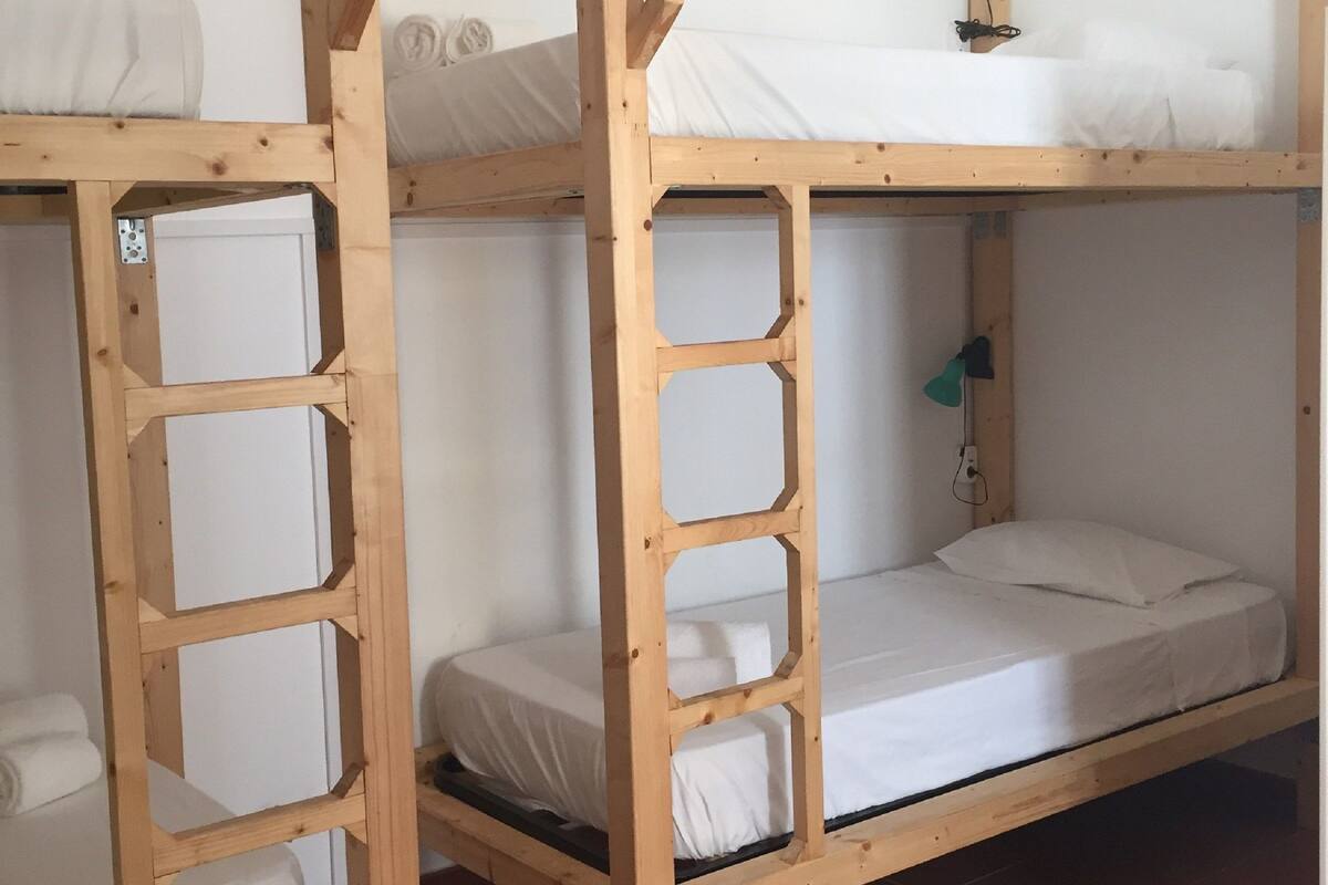 Dormitorio compartido familiar, varias camas, no fumadores, baño privado | Caja fuerte, wifi gratis, ropa de cama