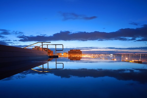 Piscine couverte, piscine extérieure, chaises longues
