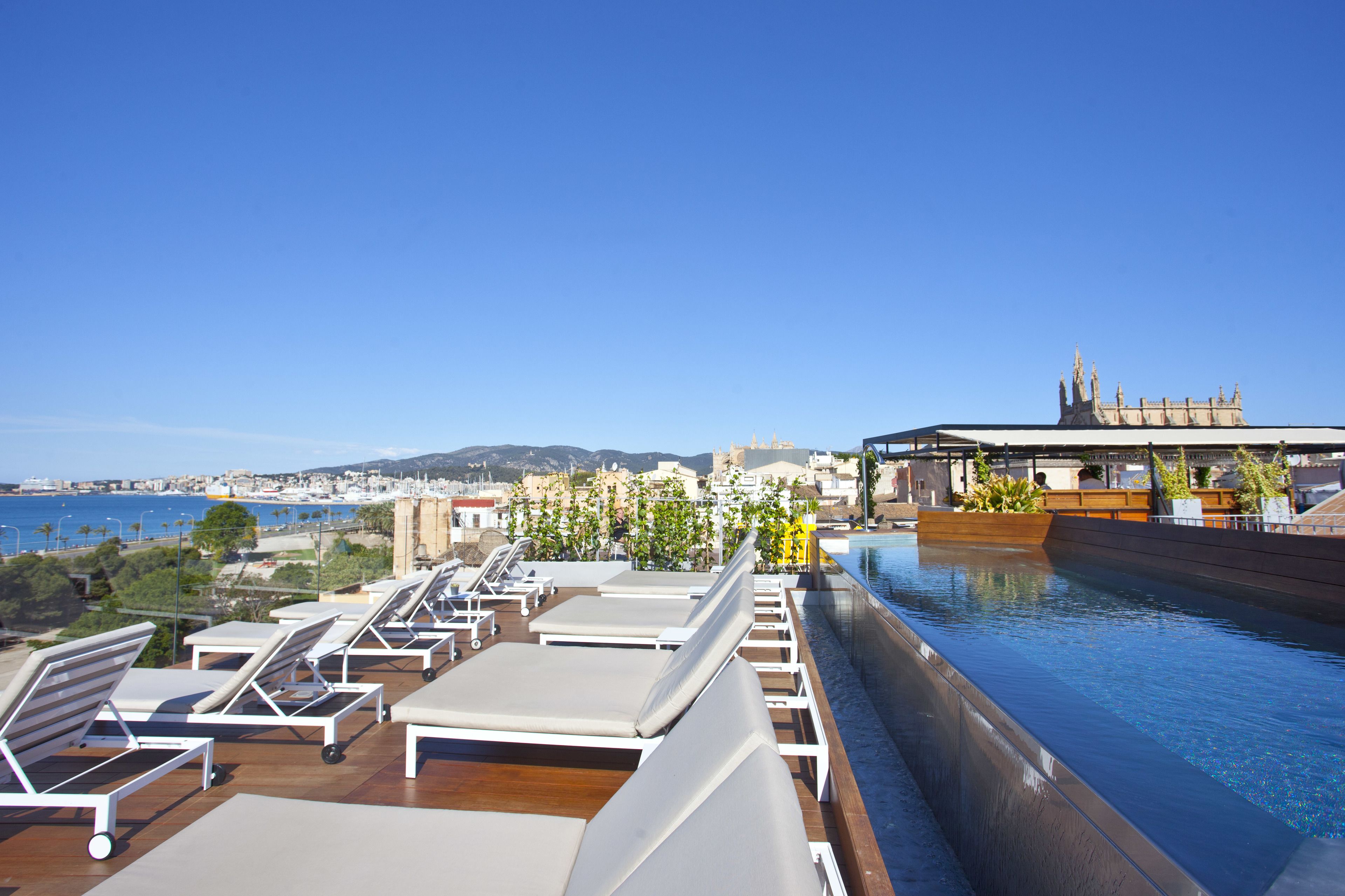 Een binnenzwembad, een buitenzwembad en ligstoelen