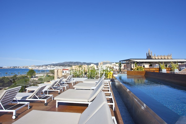 Een binnenzwembad, een buitenzwembad en ligstoelen