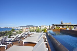 Piscine intérieure, piscine extérieure, chaises longues