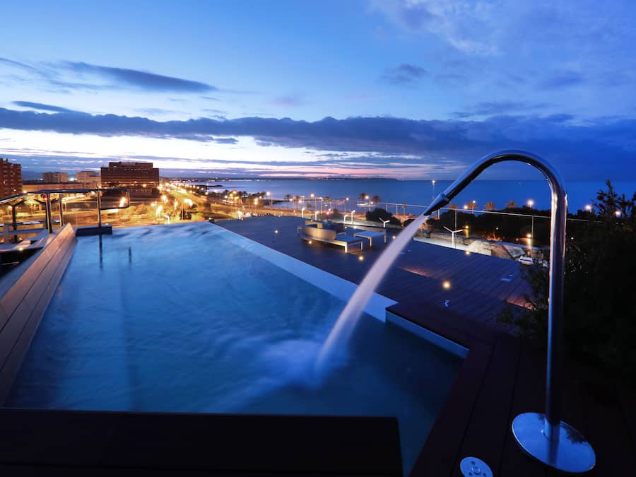 Innenpool, Außenpool, Liegestühle