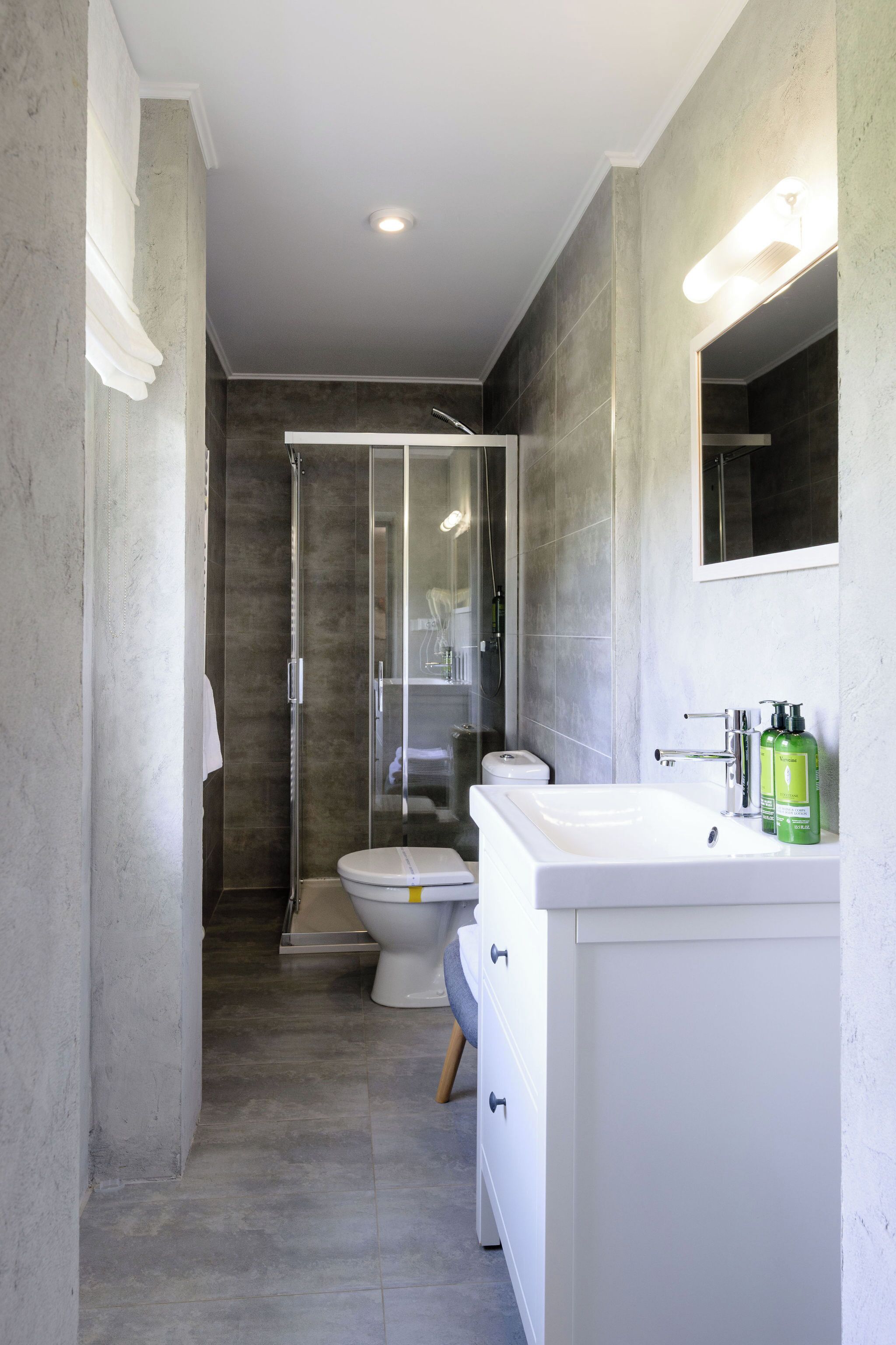 Elegant C6 | Baño | Ducha, artículos de higiene personal gratuitos y secador de pelo