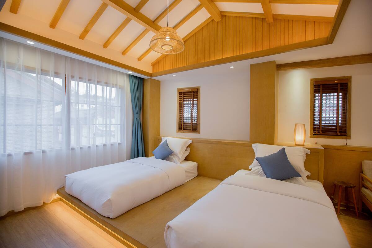 Ropa de cama de alta calidad, escritorio y cortinas blackout