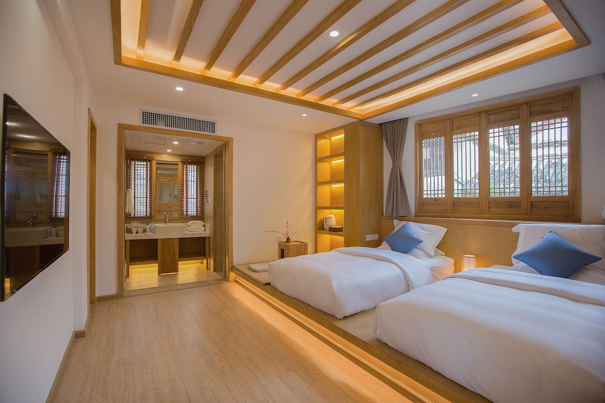 Ropa de cama de alta calidad, escritorio y cortinas blackout