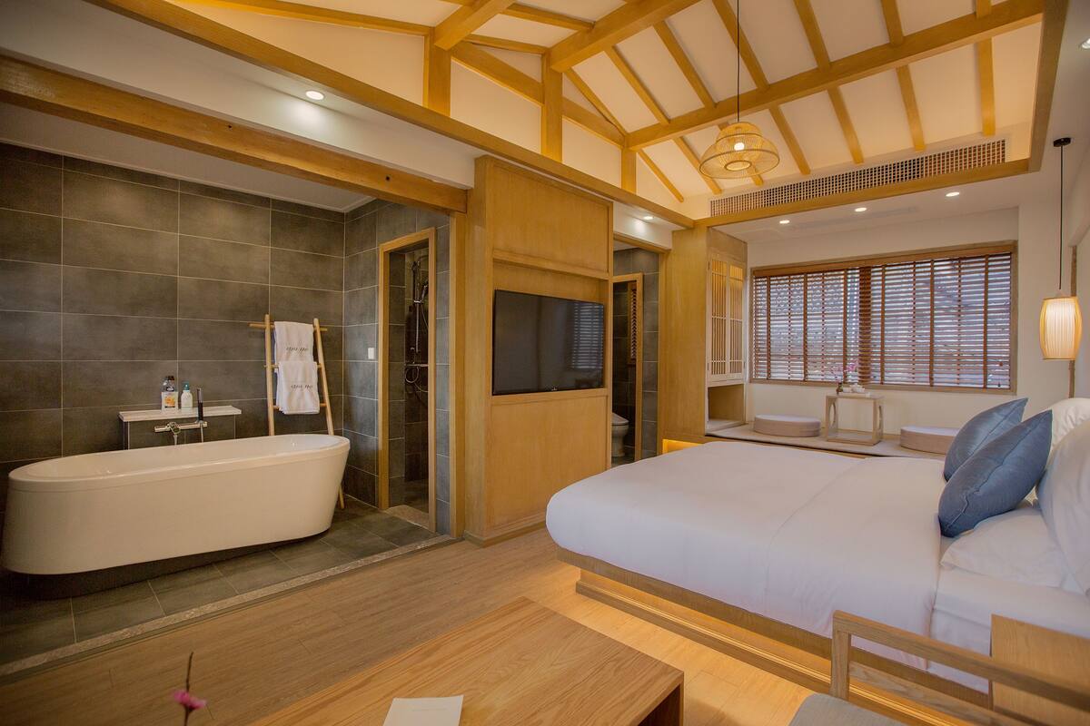 Deluxe King Room | Deep-soaking bathtub