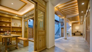 Hallway - Jianshe (Lijiang)
