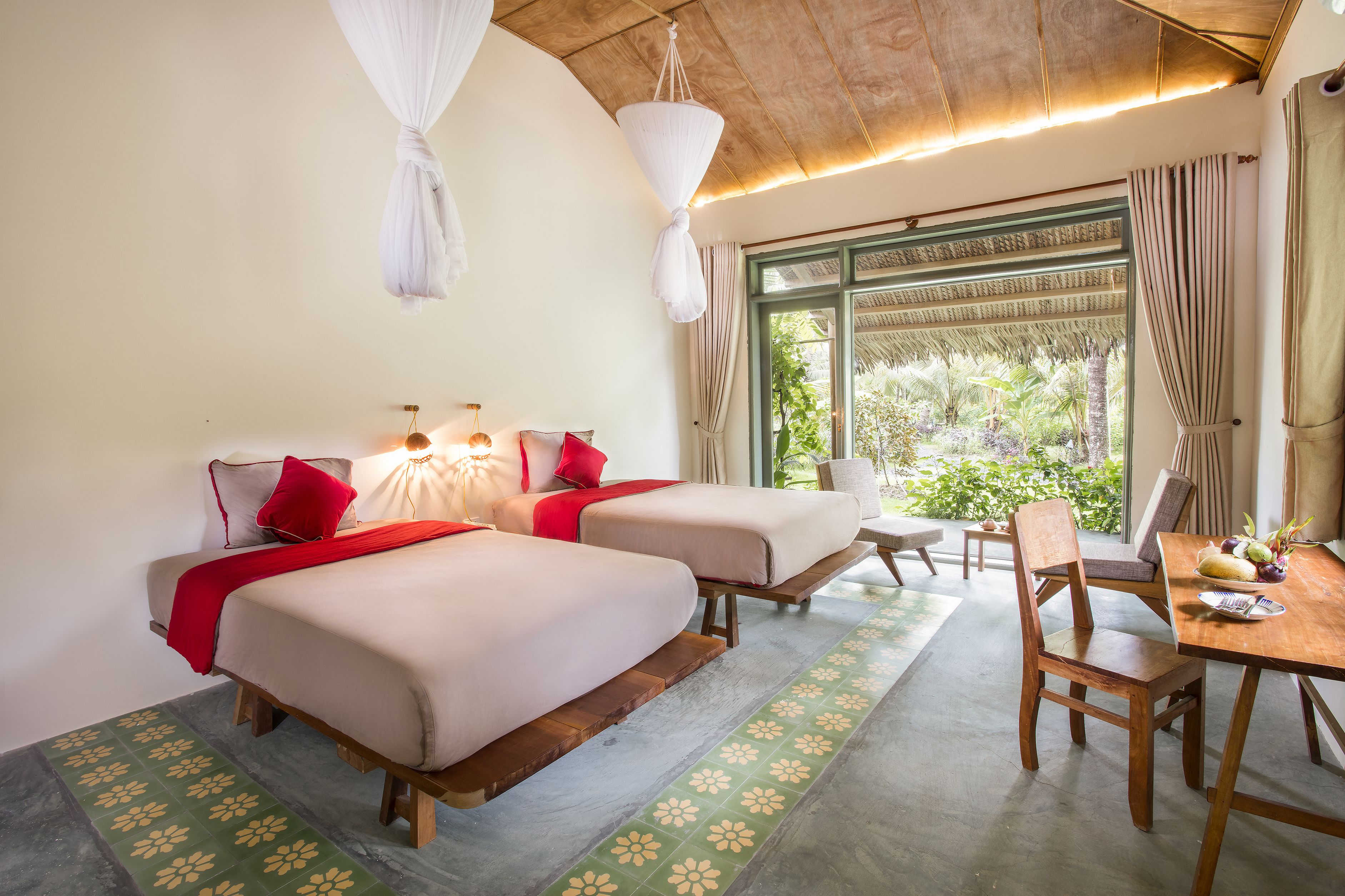 Bàn, màn/rèm cản sáng, phòng cách âm 