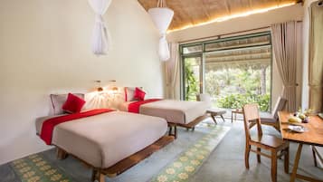 Meja kerja, tirai kedap cahaya, dan kedap suara