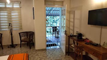 ห้องดีลักซ์ดับเบิล (with Wooden Deck) | มินิบาร์, ตู้นิรภัยในห้องพัก, โต๊ะทำงาน, พื้นที่ทำงานแบบใช้แล็ปท็อป