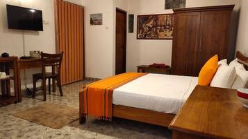 Kamar Double Deluks (with Wooden Deck) | Minibar, brankas, meja kerja, dan ruang kerja ramah laptop