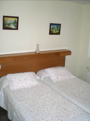 Basic Twin Room | Free WiFi, bed sheets - Hostal Moncloa (Madrid)