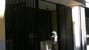 A hotel entrance with a sign reading "HOSTAL MONcoba".