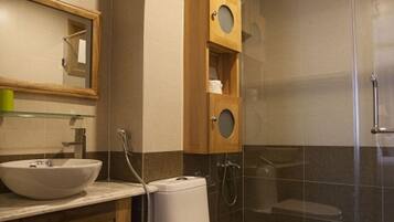 Deluxe Triple Room | Bathroom | Shower, free toiletries, hair dryer, slippers