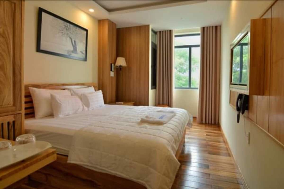Premium bedding, in-room safe, desk, laptop workspace