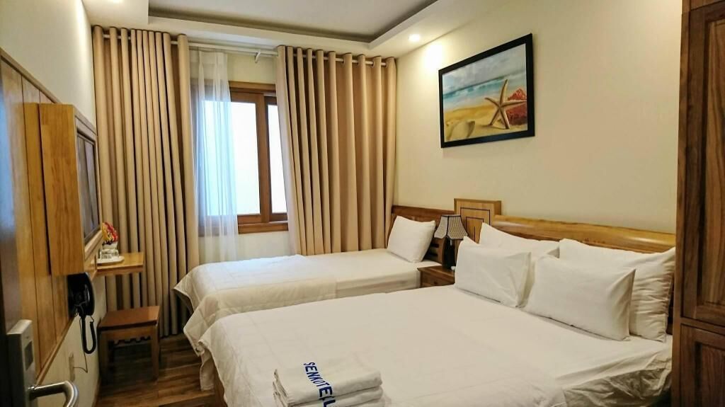Ropa de cama de alta calidad y caja de seguridad en la habitación 