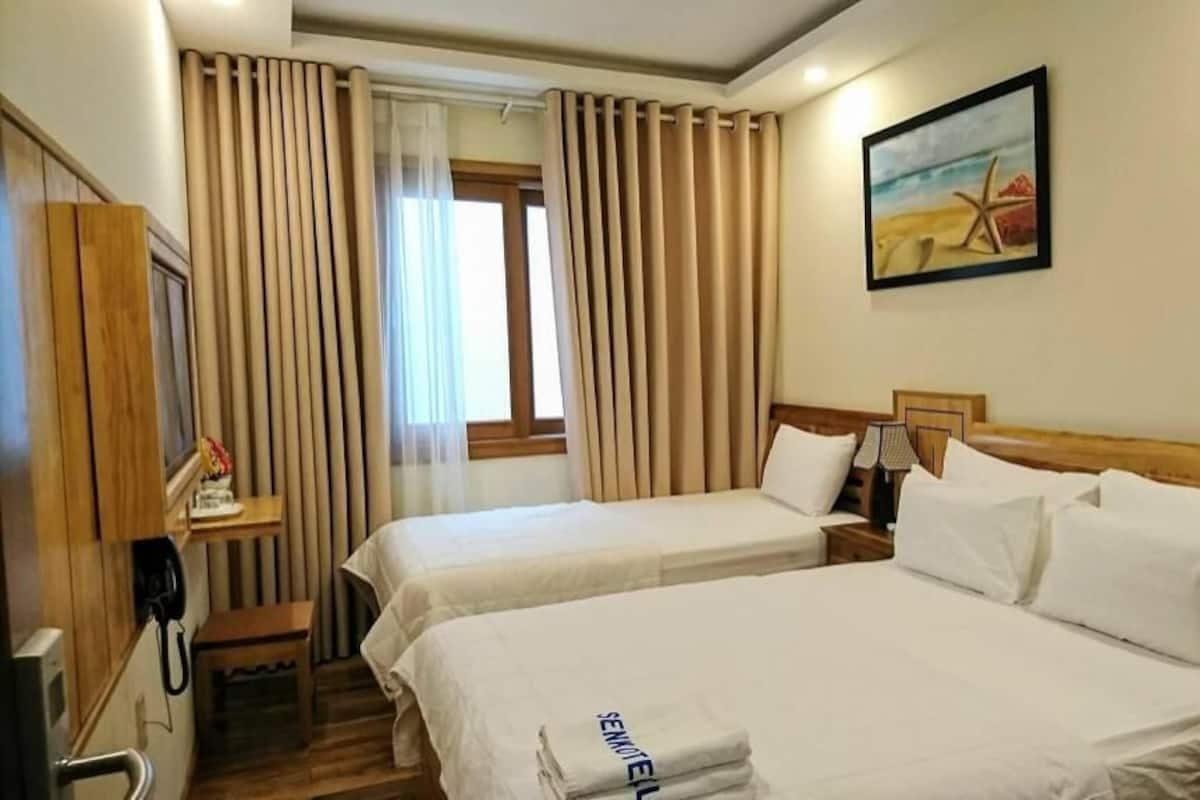 Ropa de cama de alta calidad y caja de seguridad en la habitación