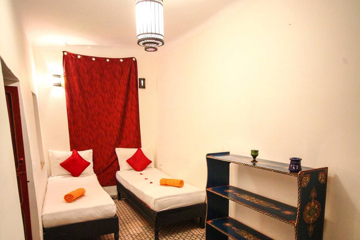 Twin Room | WiFi (free), bed sheets
