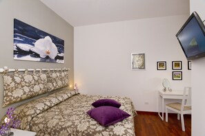 Kamar Double | Seprai premium, brankas, meja kerja, dan Wi-Fi gratis