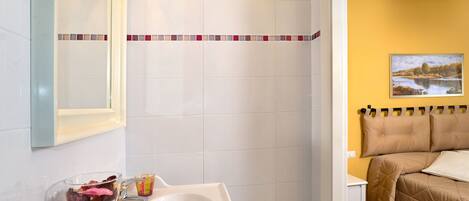 Double Room | Bathroom | Shower, free toiletries, hair dryer, bidet