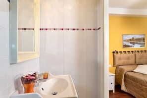 Kamar Double | Kamar mandi | Shower, perlengkapan mandi gratis, pengering rambut, dan kloset