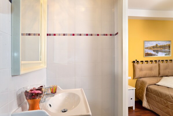 Double Room | Bathroom | Shower, free toiletries, hair dryer, bidet