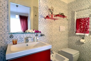 ห้องดับเบิล | ห้องน้ำ | ฝักบัว, ของใช้ในห้องน้ำฟรี, ไดร์เป่าผม, โถสุขภัณฑ์แบบบิเดท์