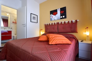 Quarto casal | Roupas de cama premium, cofres nos quartos, escrivaninha