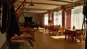 Petit déjeuner continental (7.00 EUR par personne)