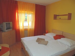 Roupas de cama premium, cofres nos quartos, escrivaninha