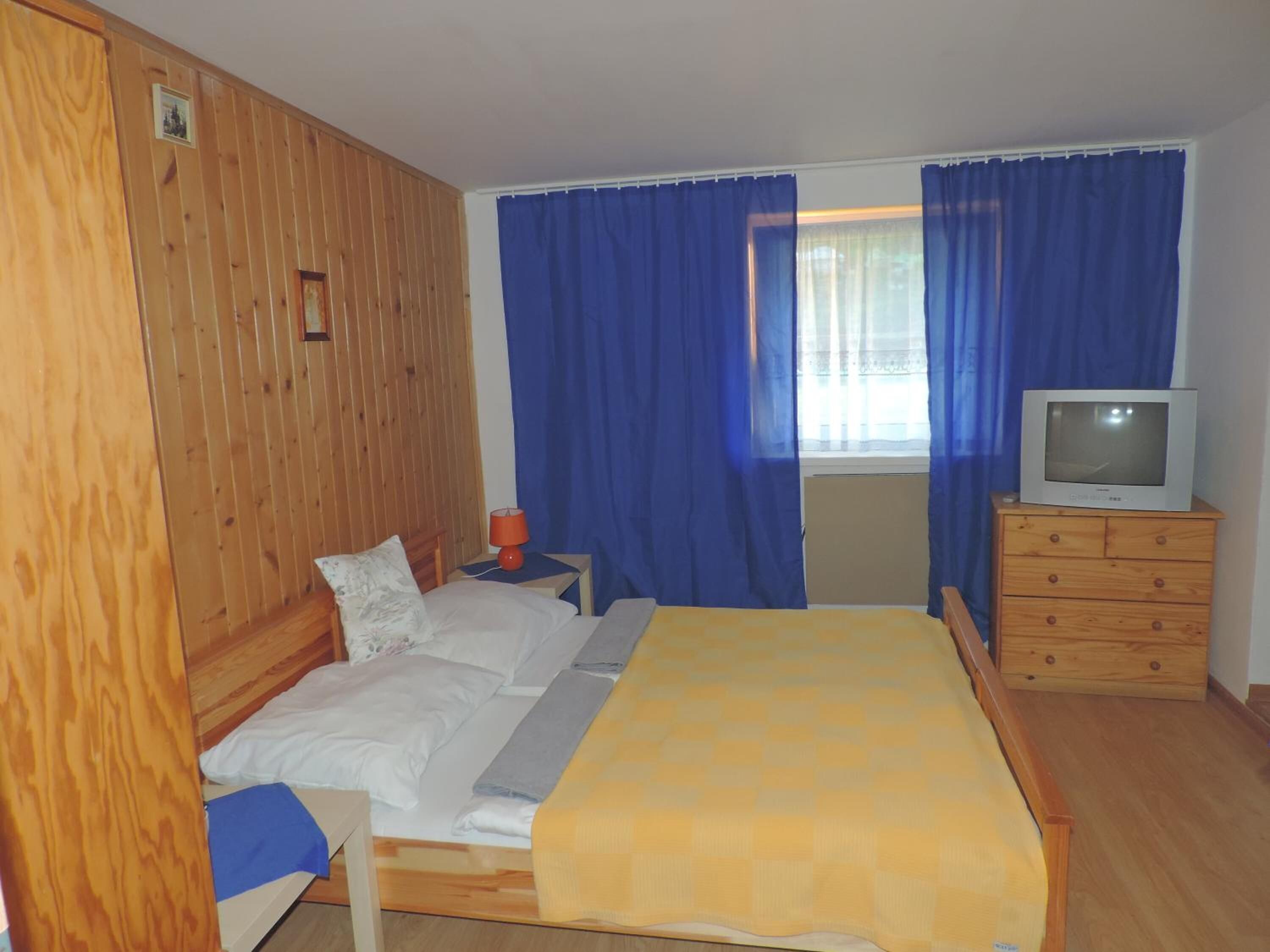 Premium bedding, in-room safe, desk, blackout drapes