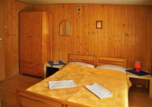 Premium bedding, in-room safe, desk, blackout curtains - Penzión Western (Ruzomberok)