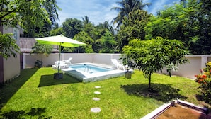 Outdoor pool, pool umbrellas, sun loungers - Arcadia Castle Villa (Choeng Thale)