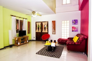 Villa, 3 habitaciones (Arcadia Castle) | Sala de estar | Televisión LCD de 32 pulgadas con canales por satélite, una televisión