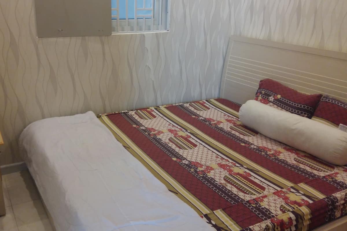 Desk, iron/ironing board, rollaway beds, free WiFi