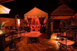 Serveert ontbijt, lunch, diner, lokale en internationale gerechten 