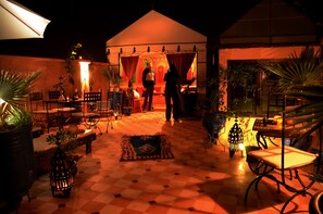 Outdoor banquet area - Riad Haj Thami (Marrakech)