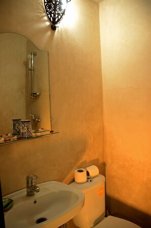 Standard Twin Room | Bathroom