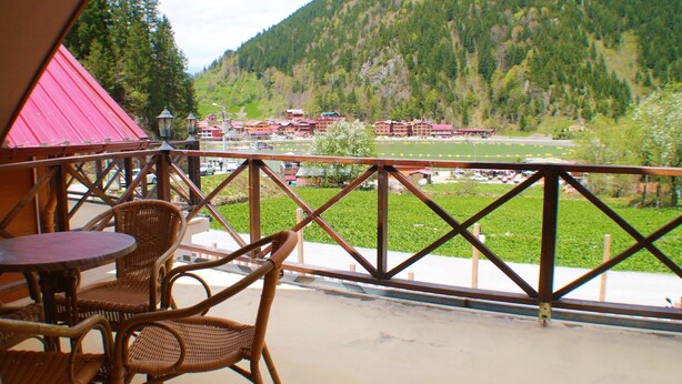 Bungalow, balkong, utsikt mot innsjø | Terrasse/patio