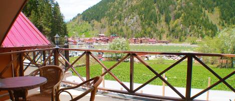 Bungalow, balcón, vista al lago | Terraza o patio