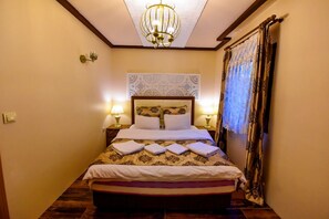 Bungalow, balcon, vue lac | 3 chambres, minibar, fer et planche à repasser, Wi-Fi gratuit