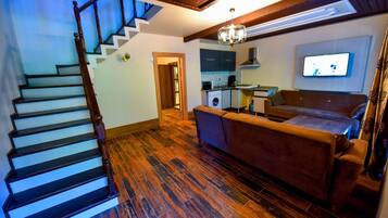 3 bedrooms, minibar, iron/ironing board, free WiFi