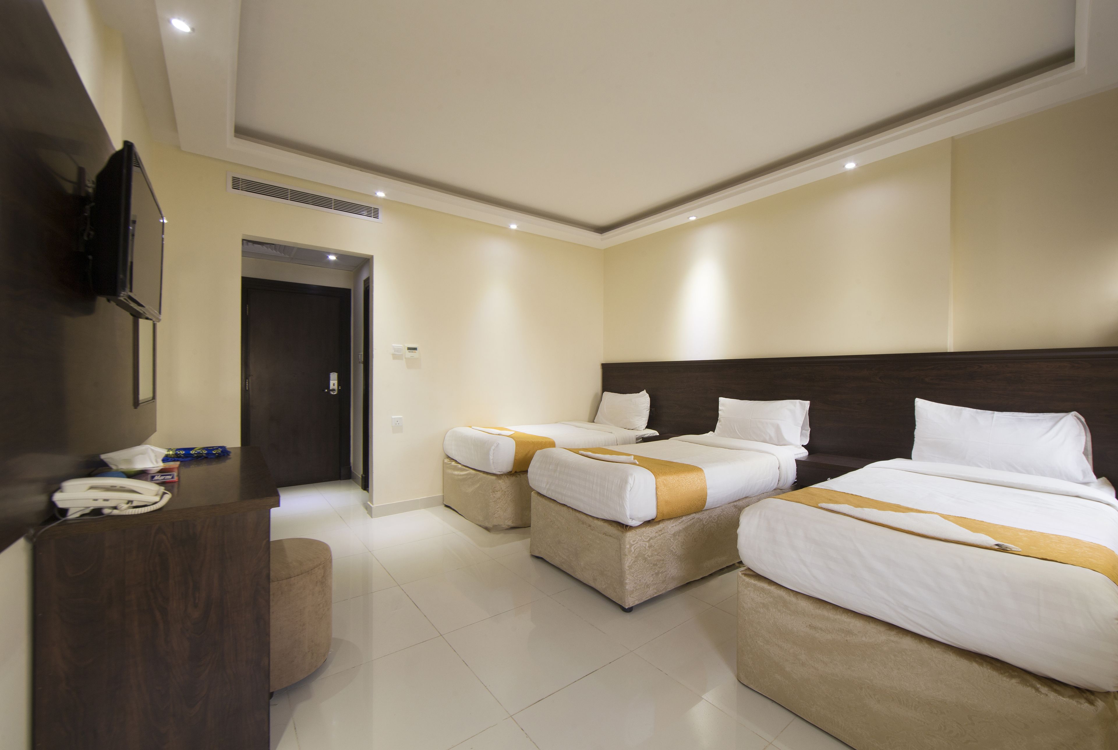 迷你吧、客房内保险箱、办公桌、笔记本电脑工作区