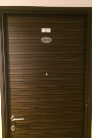 A dark wooden door with a metal handle and a keyhole. A label with the number "2882/69" is visible on the door. - 1 Bedroom at Supalai Park Ekkamai Thonglor (Bangkok)